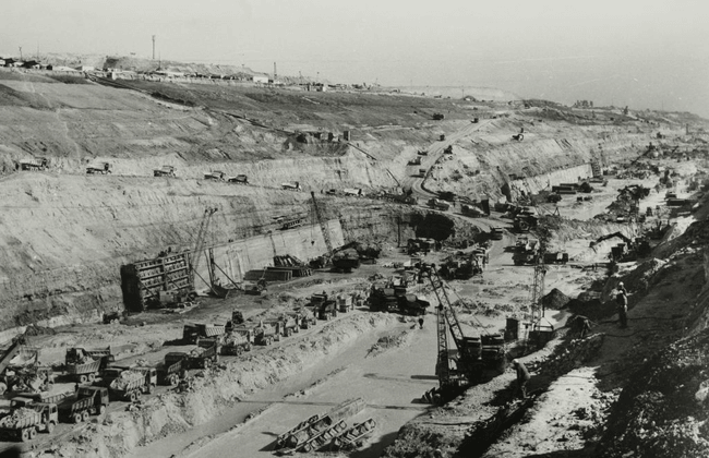 25 mai: Începerea lucrărilor la Canalul Dunăre – Marea Neagră. S-au ...